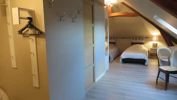 Quarto quádruplo, 4 quartos (La Mansarde) | Roupas de cama premium, individualmente decorados