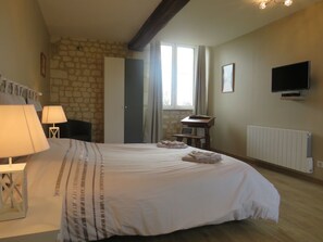 Chambre triple, salle de bain privée (l'Ecolier) | Literie de qualité, décor unique, ameublement unique, bureau