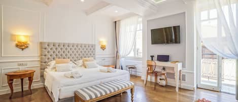 Suite superior | Minibar, caja de seguridad en la habitación y decoración personalizada