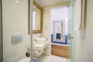 Suite junior, balcón, vistas a la ciudad | Baño | Ducha, artículos de higiene personal gratuitos y secador de pelo