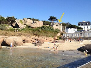 På stranden