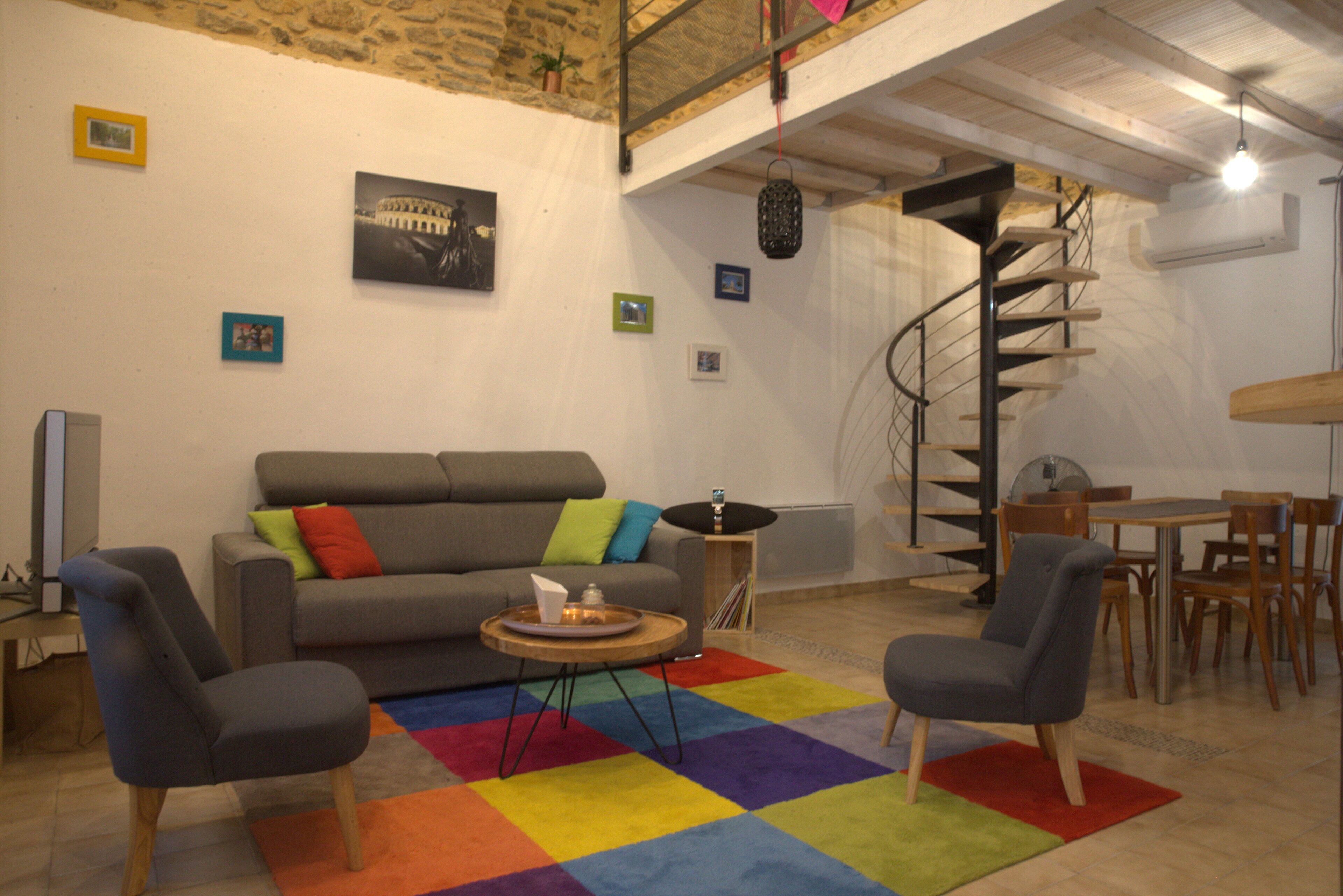 Télévision, lecteur de DVD, livres, vidéothèque