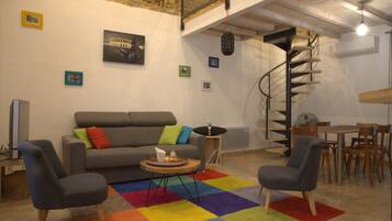 Télévision, lecteur de DVD, livres, vidéothèque