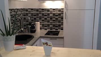 Réfrigérateur, micro-ondes, four, plaque de cuisson