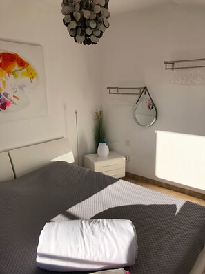 2 slaapkamers, een strijkplank/strijkijzer, reisbedje, gratis wifi