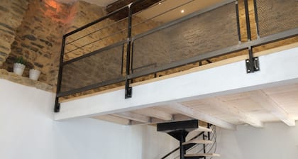 CENTER DES CONGRES H2 ARÈNES CHARMING APARTMENT TERRACE BALCONY