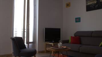 Télévision, lecteur de DVD, livres, vidéothèque