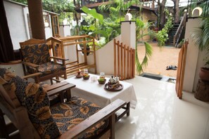 Familiekamer, meerdere bedden, niet-roken, uitzicht op tuin | 1 slaapkamer, een kluis op de kamer, een bureau, geluiddichte muren