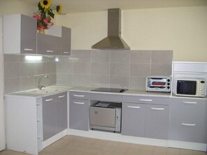 Kühlschrank, Geschirrspüler, Kochgeschirr/Geschirr/Besteck