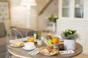 Desayuno con opciones de la cocina local incluido todos los días