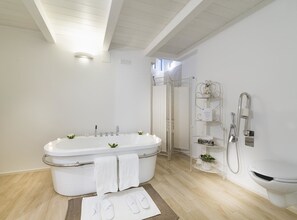 Family Suite, Bathtub, City View | Bathroom | Combined shower/tub, deep soaking tub, free toiletries, hair dryer - B&B C'era una volta (Alberobello)