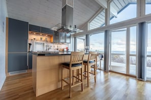 Deluxe House, 3 Bedrooms | Private kitchen - Lofoten Links Lodges (Vagan)