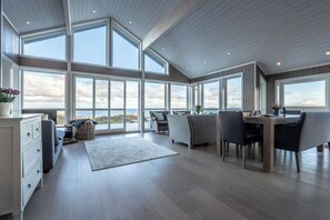 Deluxe House, 3 Bedrooms, Ocean View | Living area - Lofoten Links Lodges (Vagan)