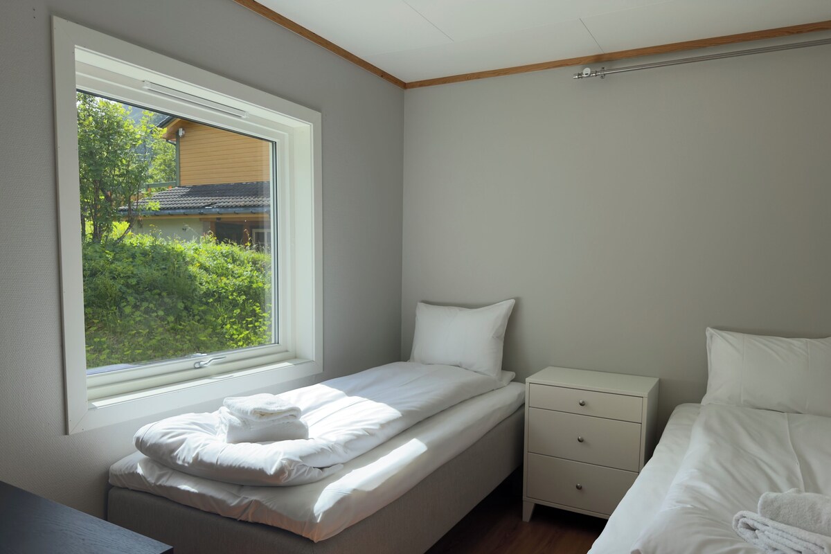 Hypo-allergenic bedding available, blackout drapes, WiFi (free)