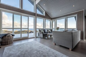 Deluxe House, 3 Bedrooms, Ocean View | Living area - Lofoten Links Lodges (Vagan)