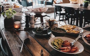 Tägliches Frühstücksbuffet gegen Gebühr