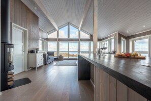 Deluxe House, 3 Bedrooms, Ocean View | Private kitchen - Lofoten Links Lodges (Vagan)