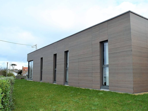 A modern building with a flat roof, large windows, and a clean, minimalist design. - New Single-Story House with WIFI, 3 Stars, Near Trégastel Beaches (Trégastel)