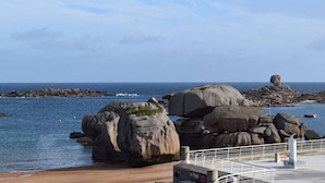 A coastal landscape with large boulders and a clear view of the sea. - Apartment with WIFI, Beachfront, Private Parking, Pets Allowed (Trégastel)
