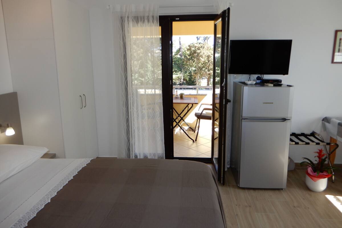 Eenvoudige studio (C) | 1 slaapkamer, een bureau, een strijkplank/strijkijzer, gratis babybedden