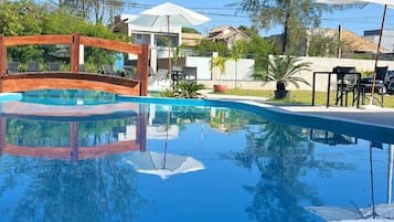 2 outdoor pools