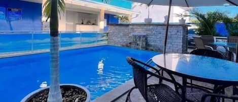 2 piscines extérieures