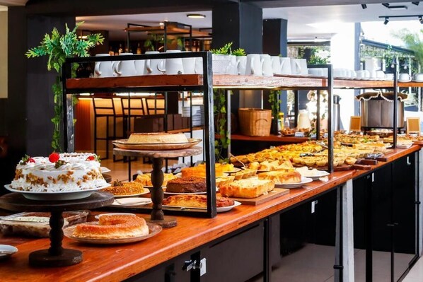 Free daily buffet breakfast  - Pousada Maresia Costa Azul (Rio das Ostras)