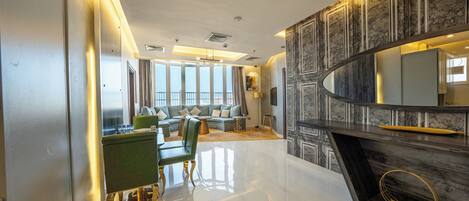 Suite Royal, 2 habitaciones | Área de sala de estar | Televisión de pantalla plana de 43 pulgadas con canales por cable