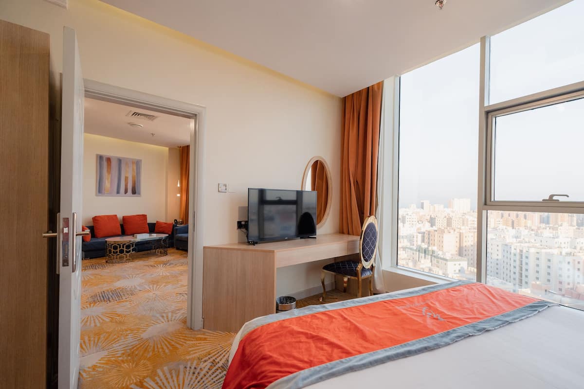 Junior suite, kitchenette, uitzicht op stad | 1 slaapkamer, luxe beddengoed, een minibar, een kluis op de kamer