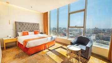 Standard Room, 1 King Bed, Smoking | 1 bedroom, premium bedding, minibar, in-room safe