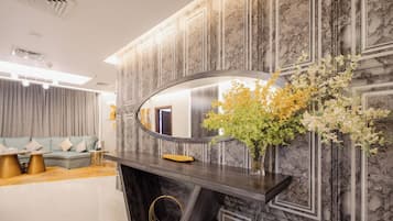 Suite Royale, 2 chambres | Coin séjour | Télévision à écran plat de 43 pouces avec chaînes par câble, télévision