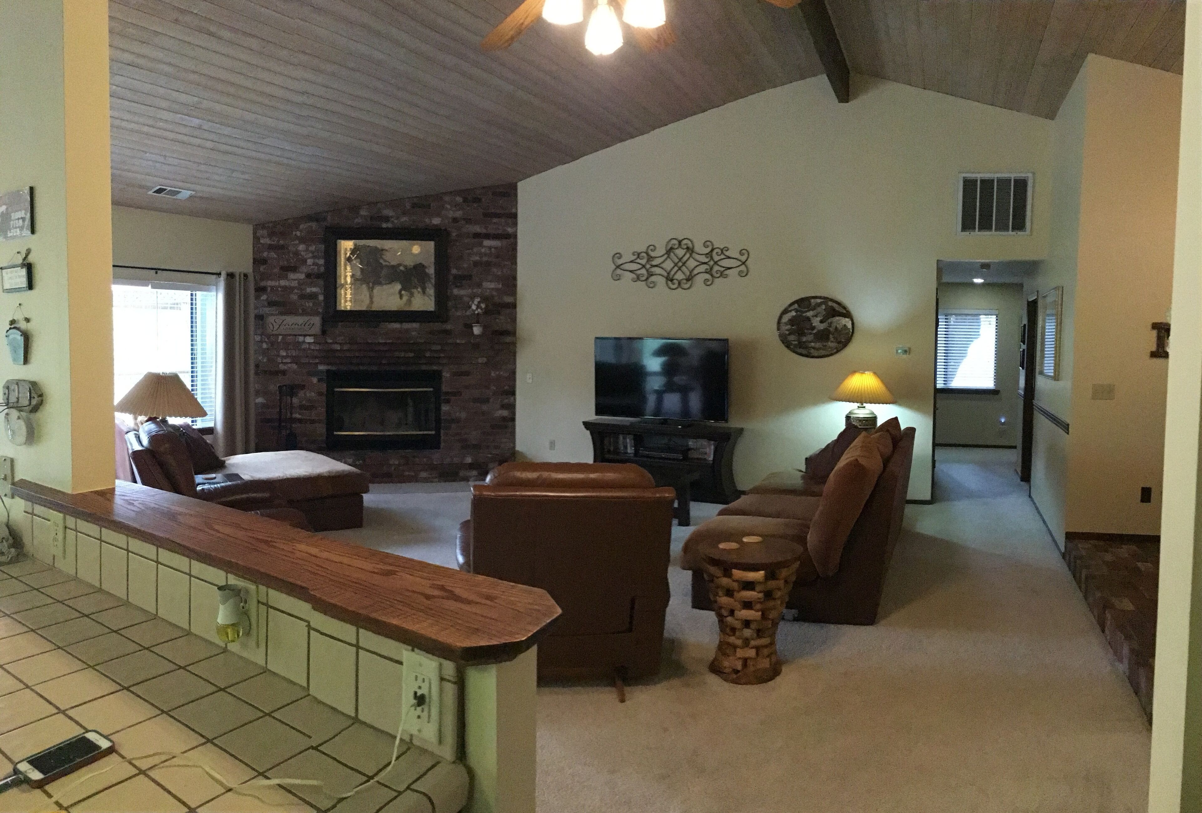 Una televisión, una chimenea, videojuegos, un reproductor de DVD