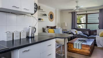 Departamento, 2 habitaciones | Cocineta privada | Horno y parrilla de estufa