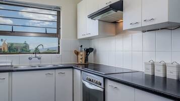 Apartment, 2 Bedrooms | Private kitchenette | Oven, stovetop