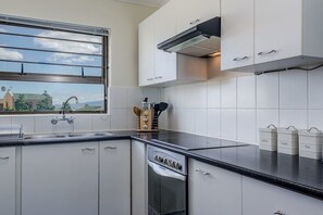 Appartement, 2 chambres | Cuisinette privée | Un four, surface de cuisson