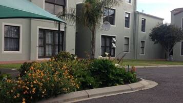 Vista frontal de la propiedad