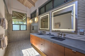 Shower, hair dryer, towels - Beautiful Views, Walk To Beaches And Restaurants (Koloa)