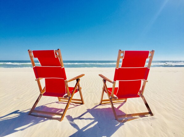 Plage, chaises longues