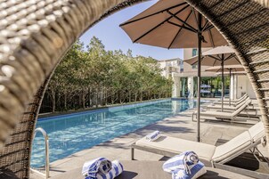 Una piscina al aire libre, tumbonas