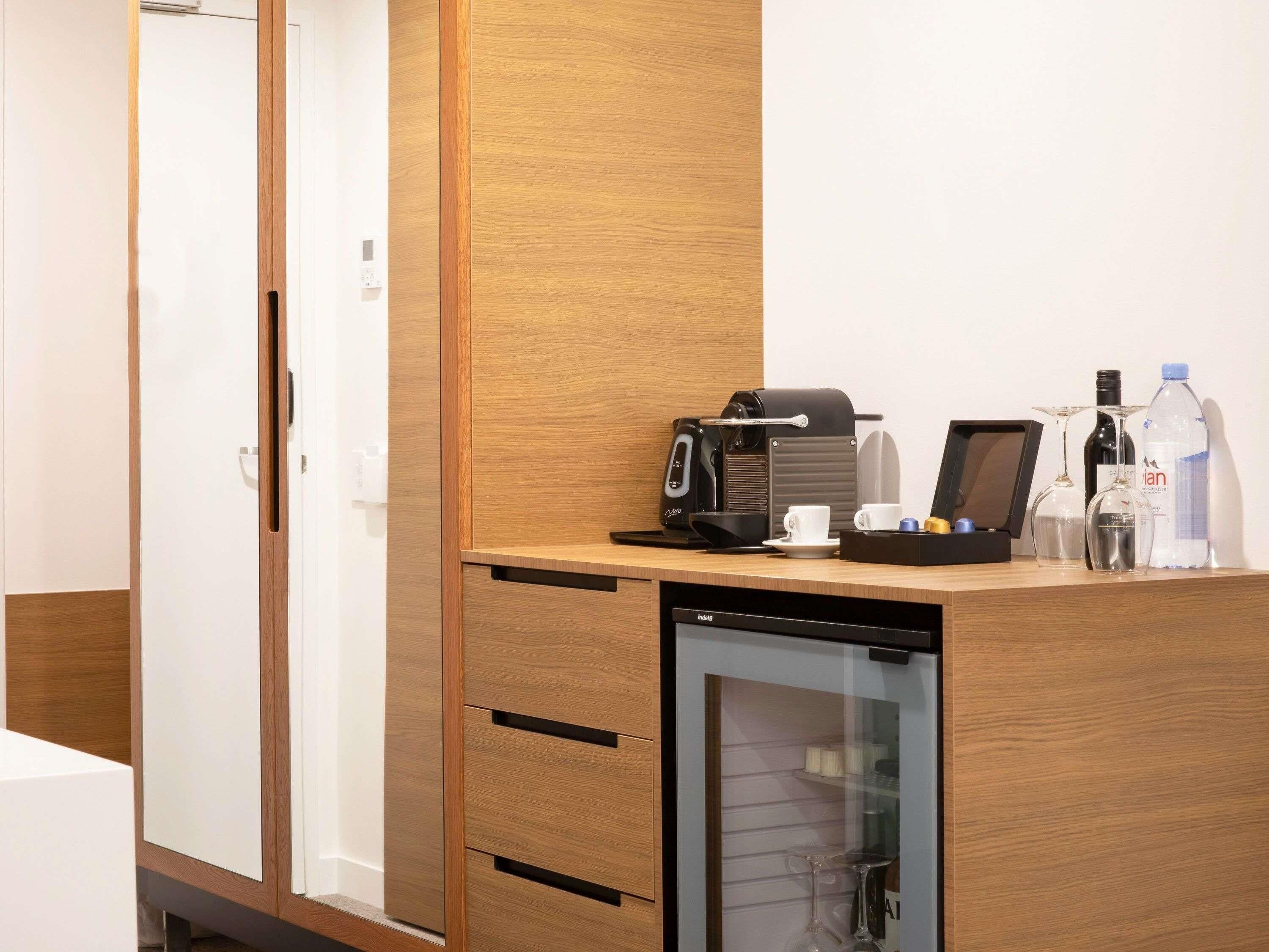 Ropa de cama hipoalergénica y minibar 