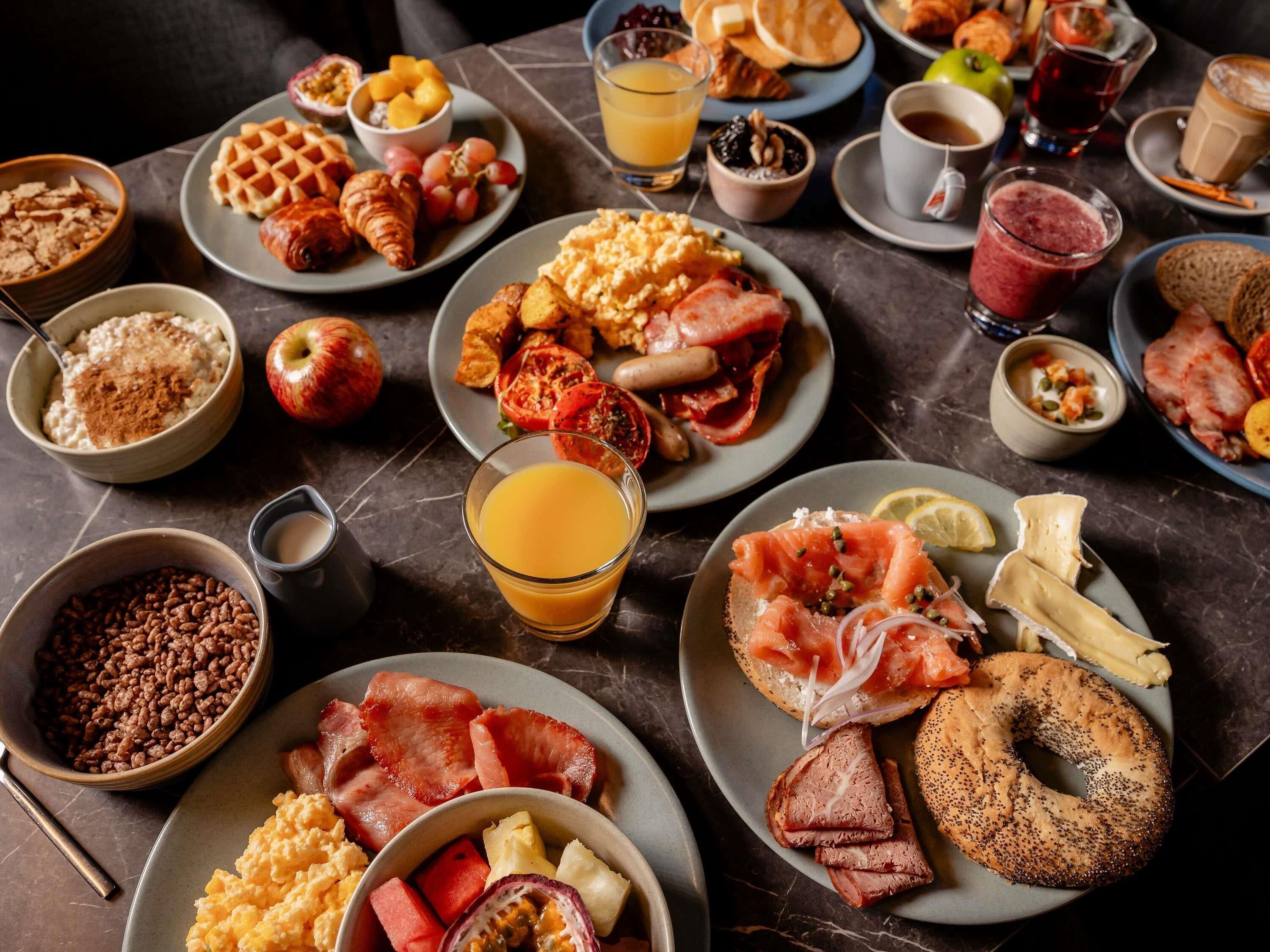 Un buffet de petit-déjeuner proposant une variété de plats et de boissons.
