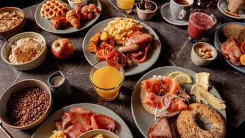 Un buffet de petit-déjeuner proposant une variété de plats et de boissons.