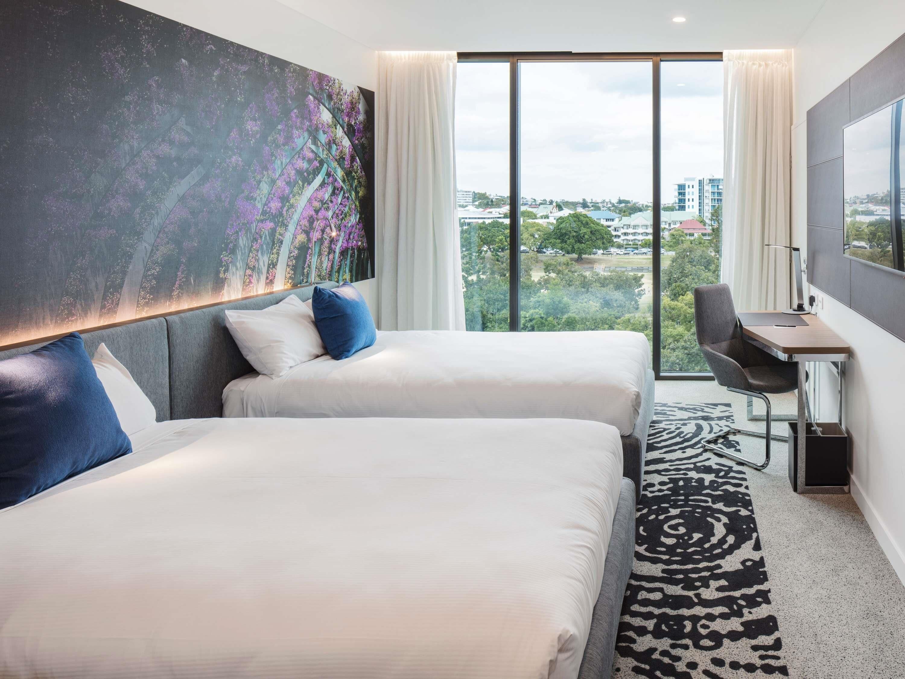 Allergitestade sängkläder, minibar och värdeförvaringsskåp på rummet