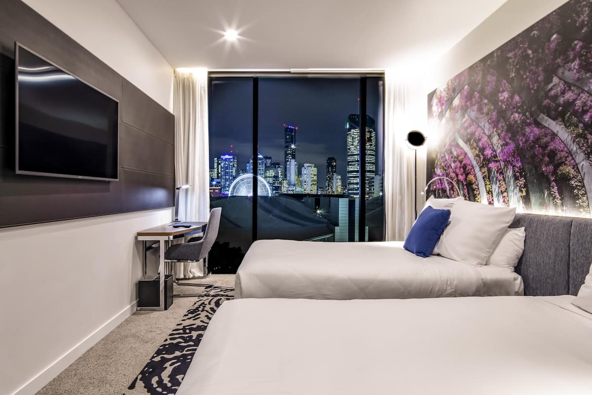 Premier-Doppelzimmer, 2 Doppelbetten, Stadtblick ('N' Room) | 1 Schlafzimmer, Allergikerbettwaren, Minibar, Zimmersafe