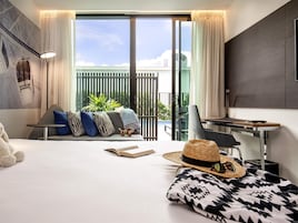 Habitación Premier, 1 cama de matrimonio grande, acceso a la piscina | Ropa de cama hipoalergénica, minibar, caja fuerte y escritorio