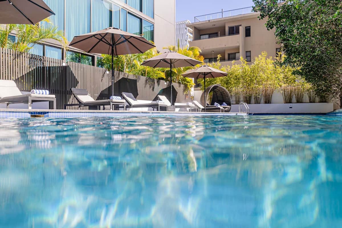 Premier Room, 1 King Bed, Pool Access | Hypo-allergenic bedding, minibar, in-room safe, desk