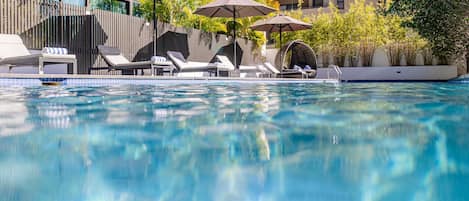 Chambre « Premier », 1 très grand lit, accès piscine