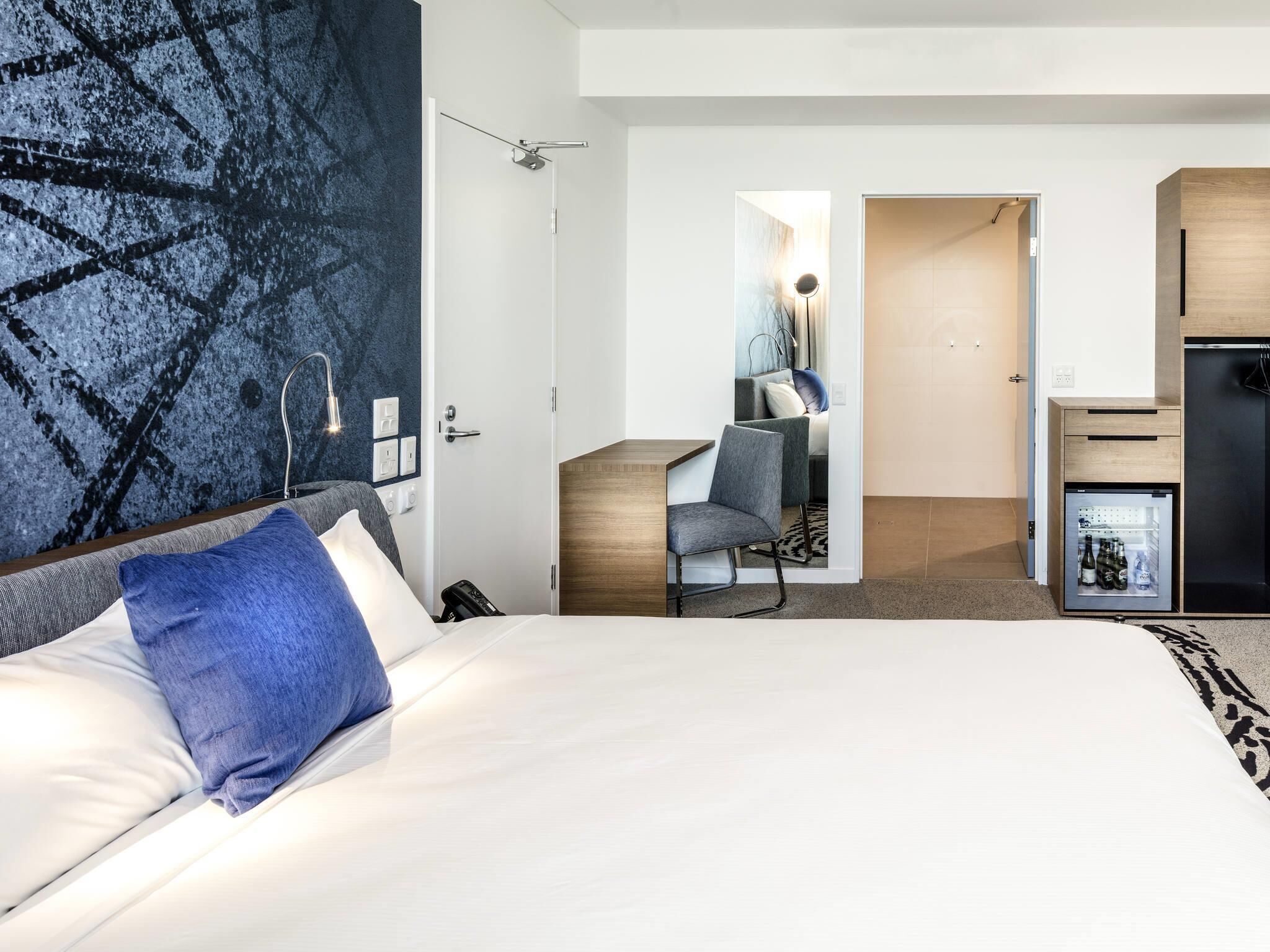 Wheelchair Accessible 'N' Room, 1 King Bed | Hypo-allergenic bedding, minibar, in-room safe, desk