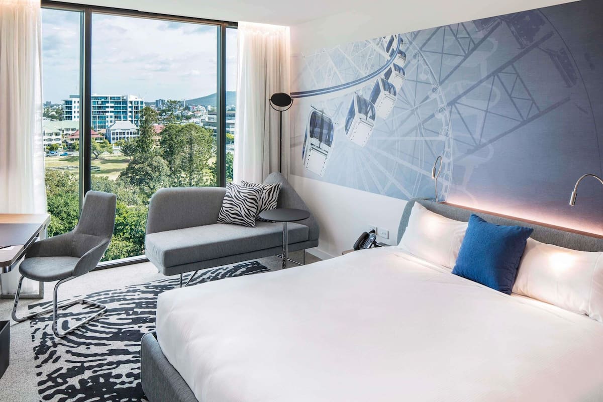 Allergitestade sängkläder, minibar och värdeförvaringsskåp på rummet