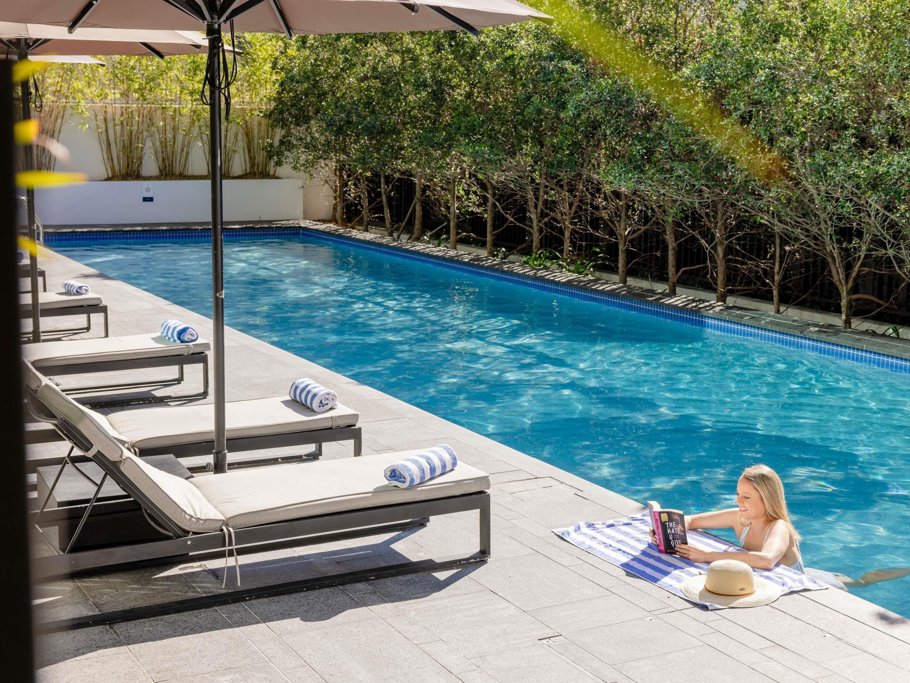 Piscine extérieure, chaises longues